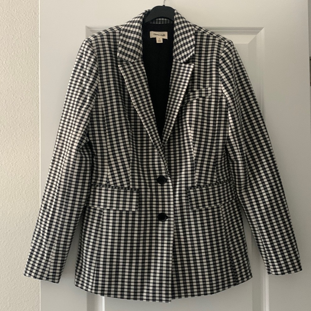 White and black blazer. Size M. 19 1/2 inches long.